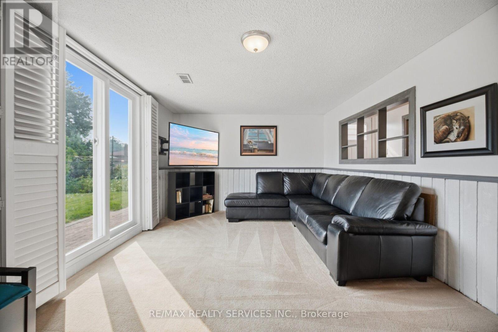 20 MALCOLM CRESCENT - 26