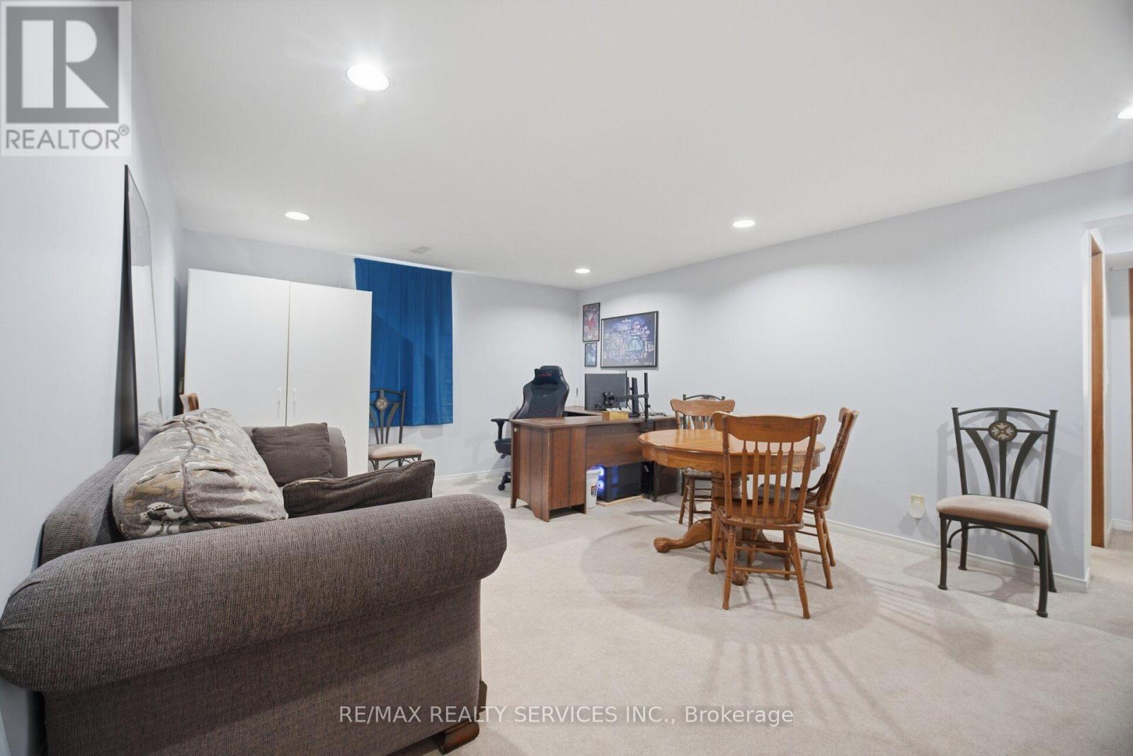 20 MALCOLM CRESCENT - 35