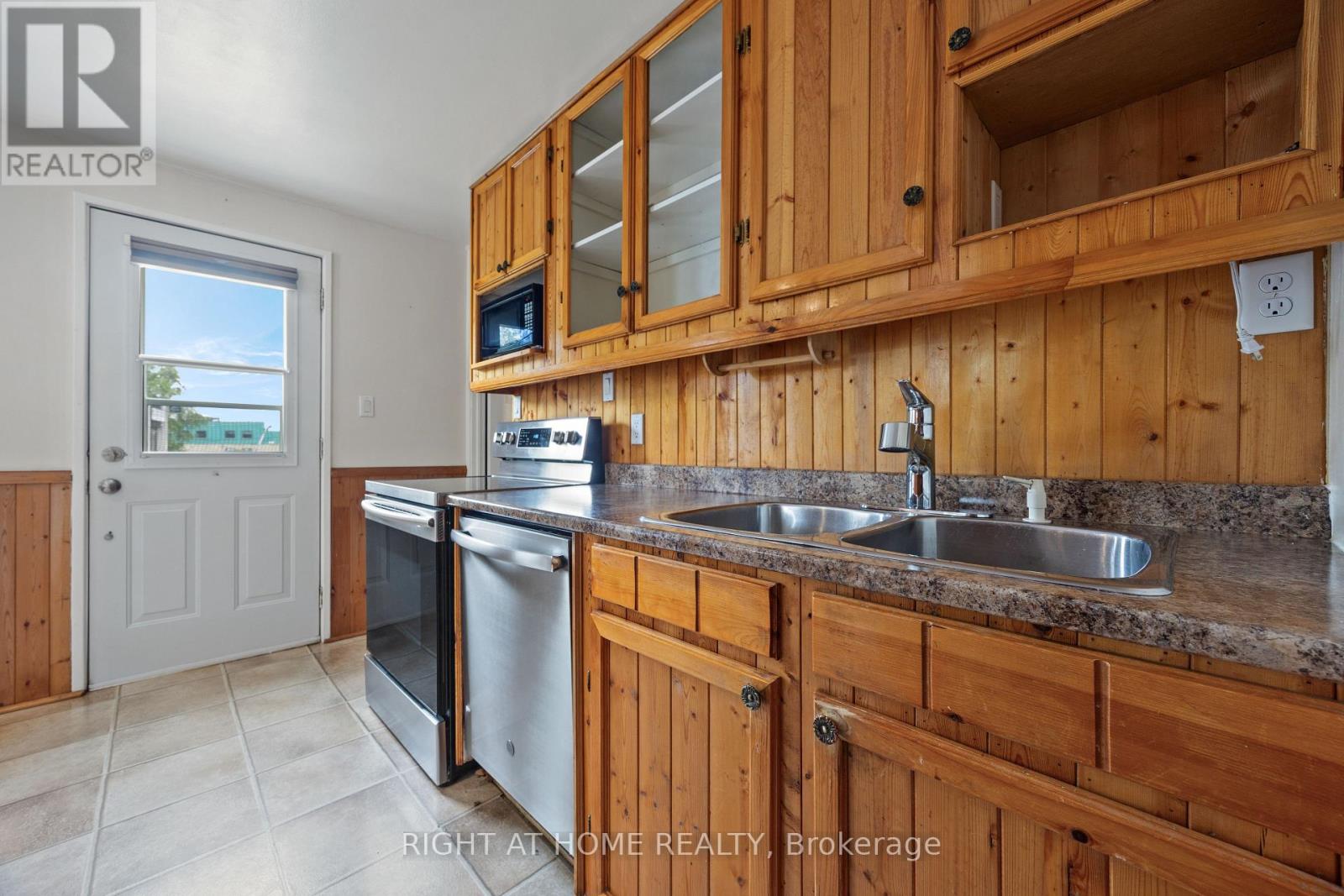 221 SAMUELSON STREET - 3