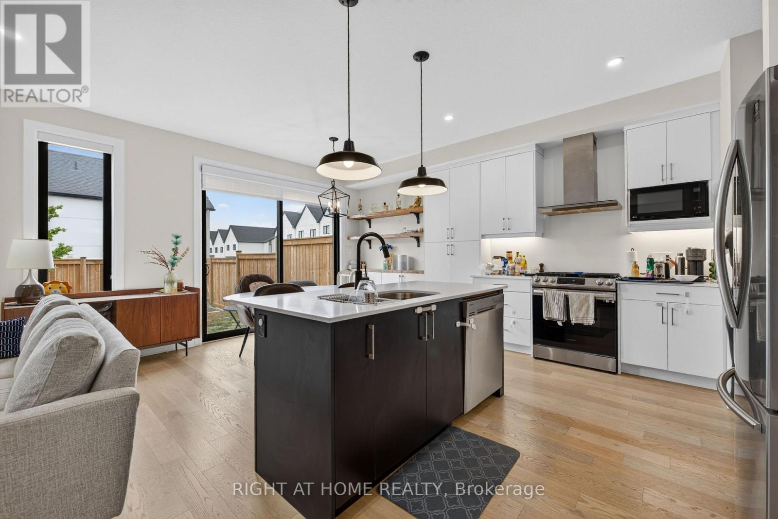 981 UPPERPOINT AVENUE - 10