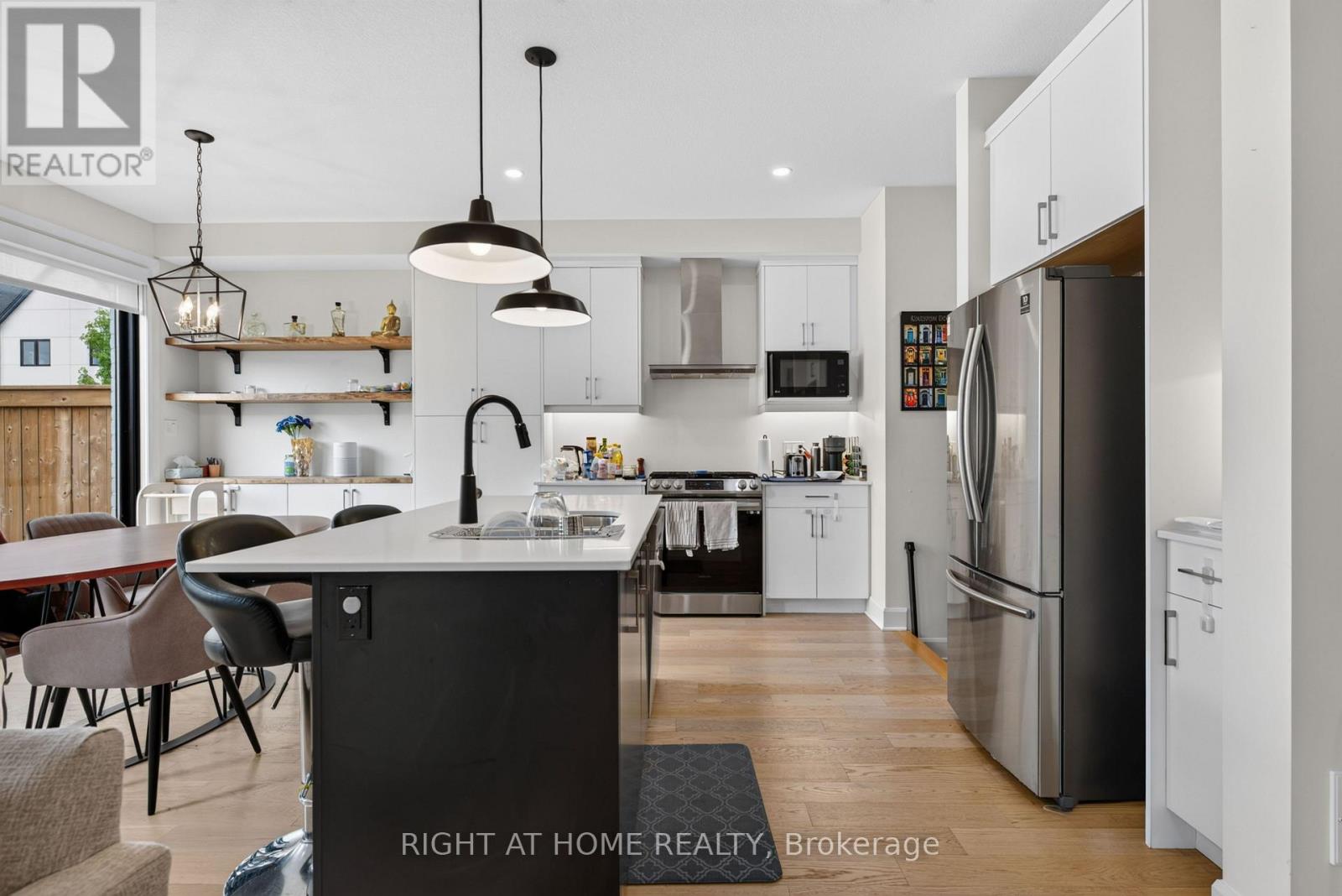 981 UPPERPOINT AVENUE - 11