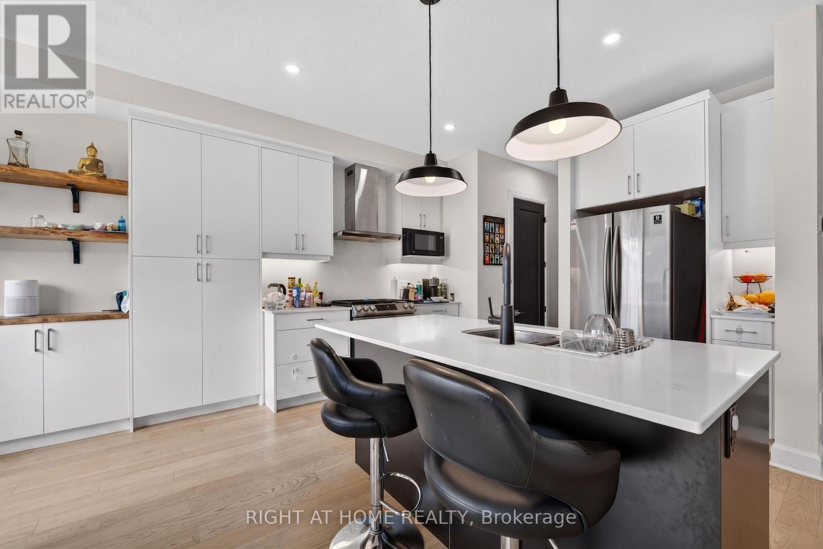 981 UPPERPOINT AVENUE - 12