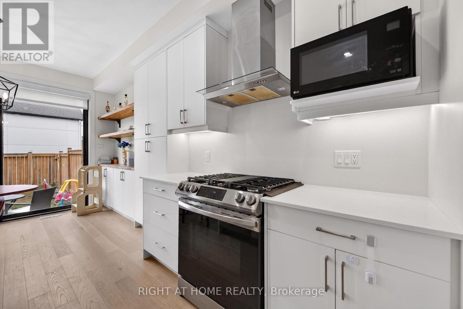 981 UPPERPOINT AVENUE - 13