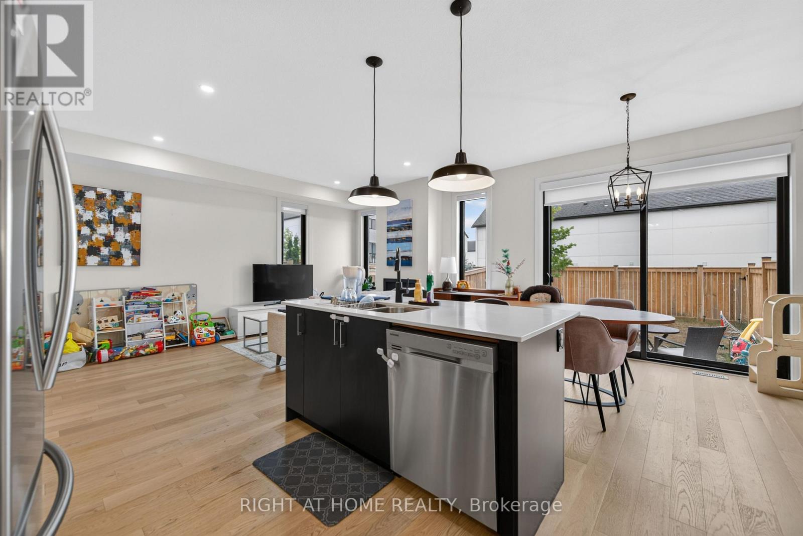 981 UPPERPOINT AVENUE - 14