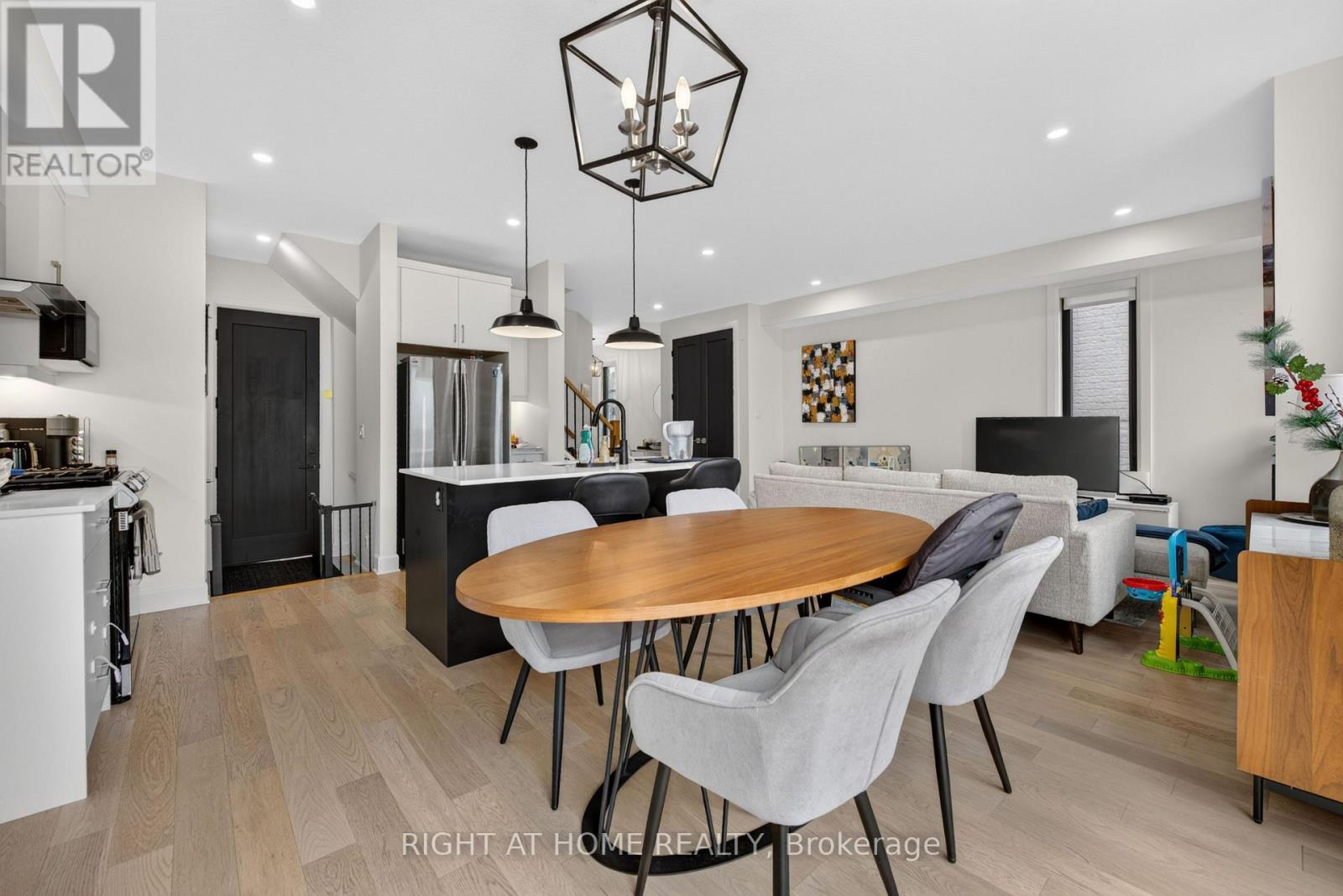 981 UPPERPOINT AVENUE - 17