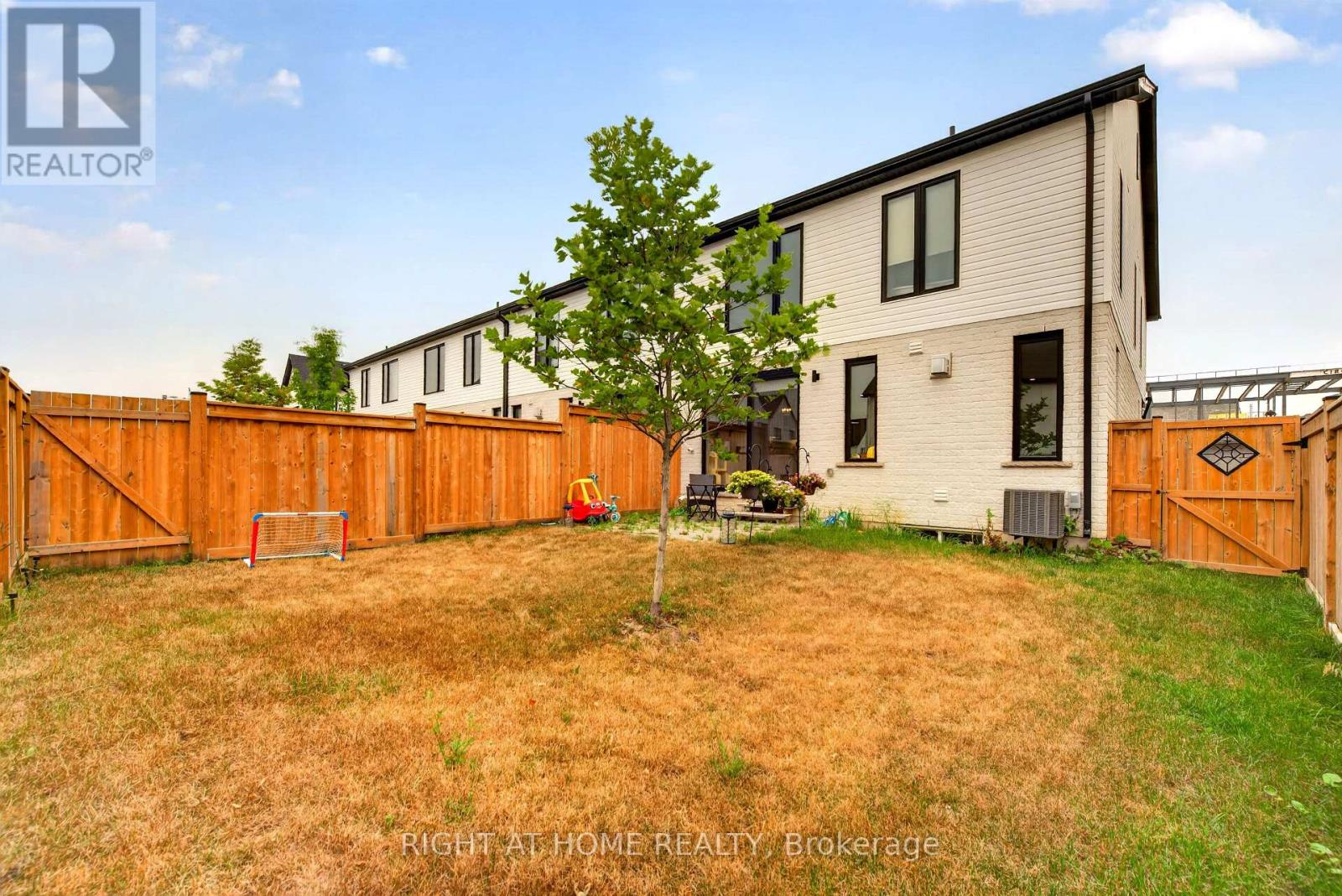 981 UPPERPOINT AVENUE - 22