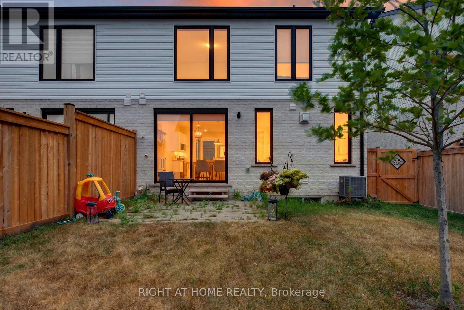 981 UPPERPOINT AVENUE - 24