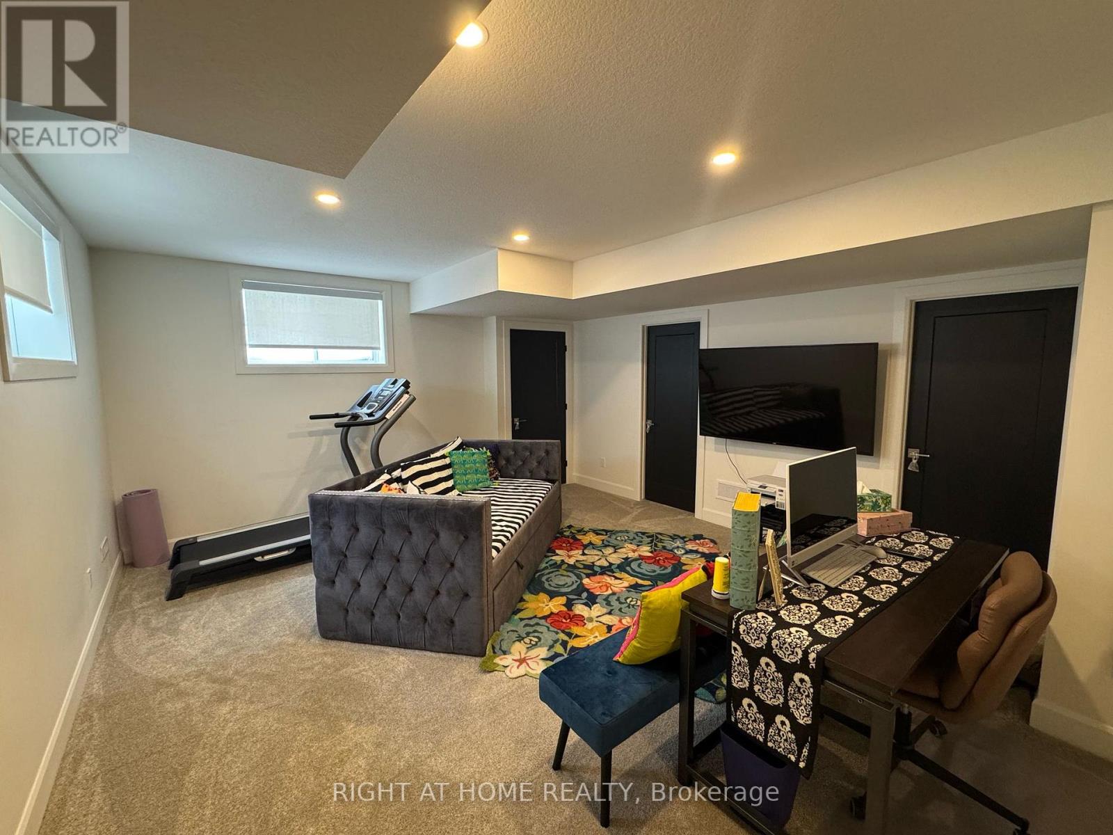 981 UPPERPOINT AVENUE - 43