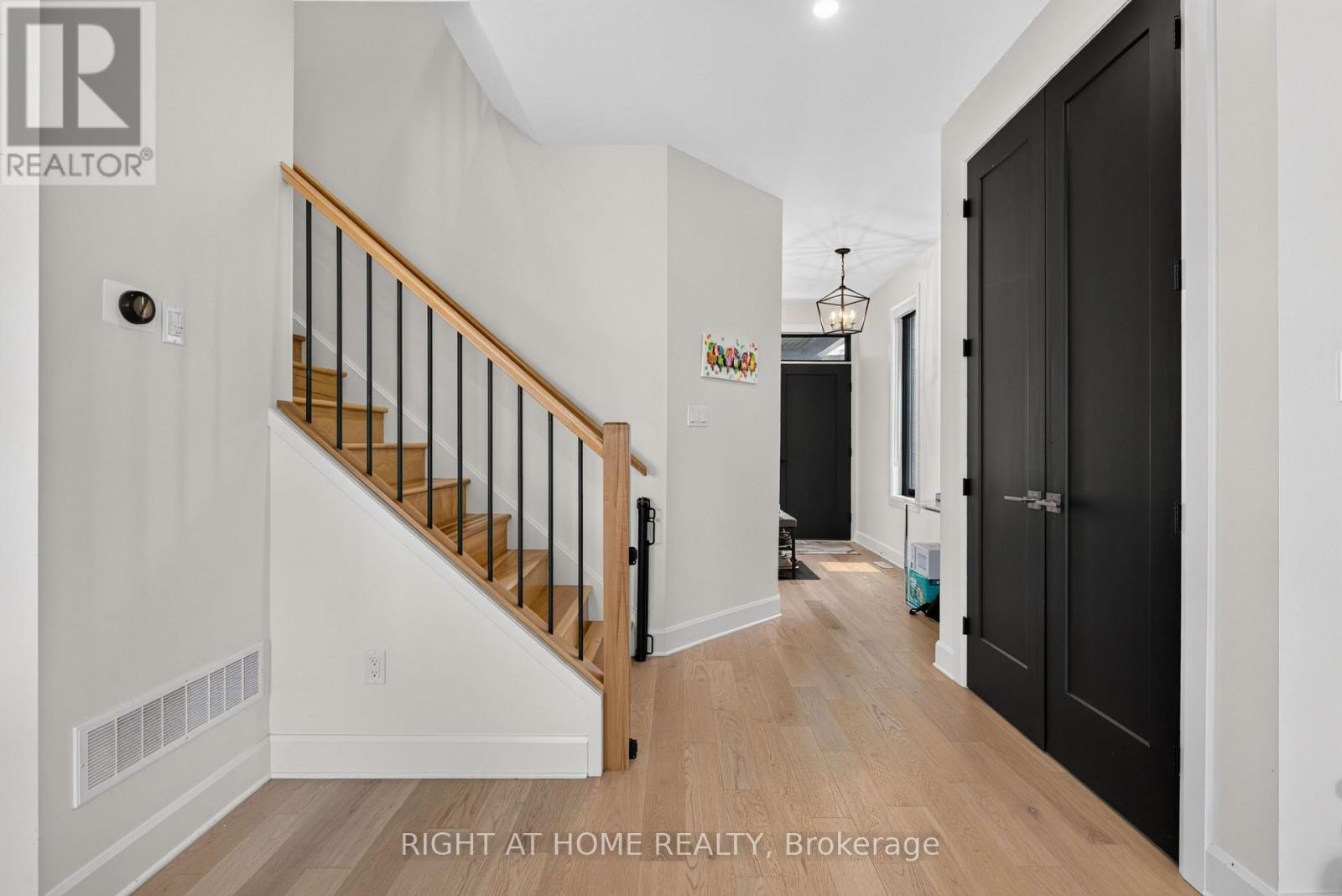 981 UPPERPOINT AVENUE - 7