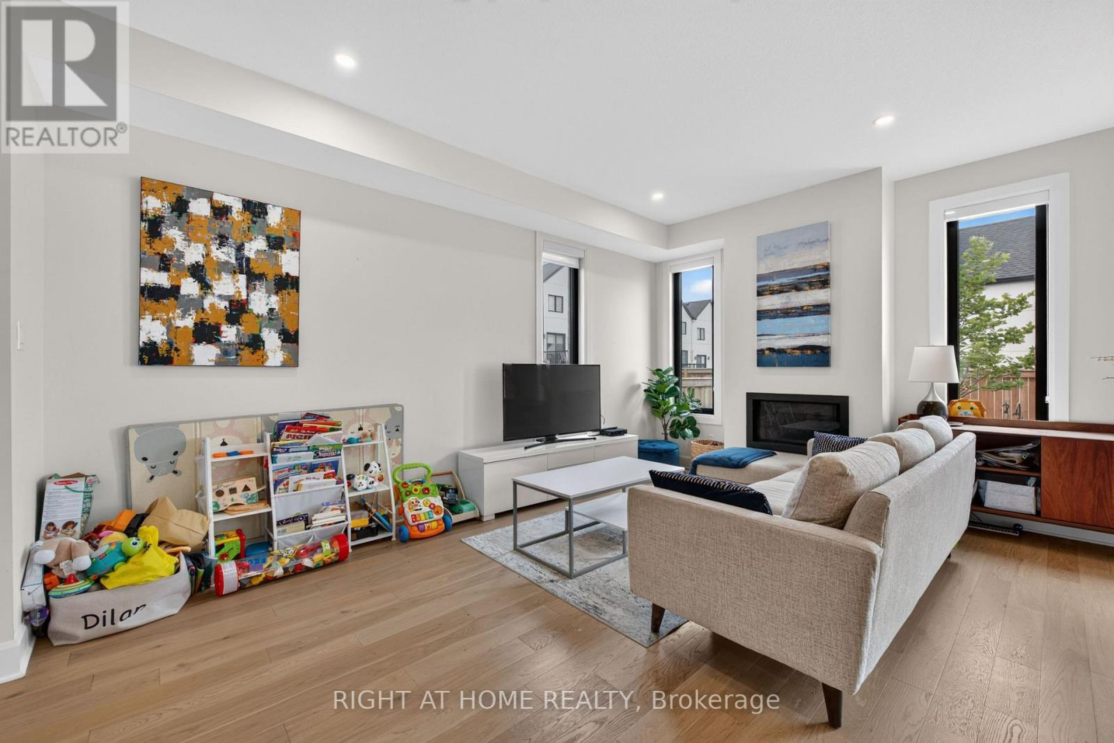 981 UPPERPOINT AVENUE - 8