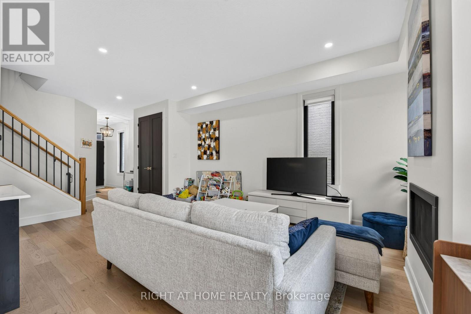 981 UPPERPOINT AVENUE - 9