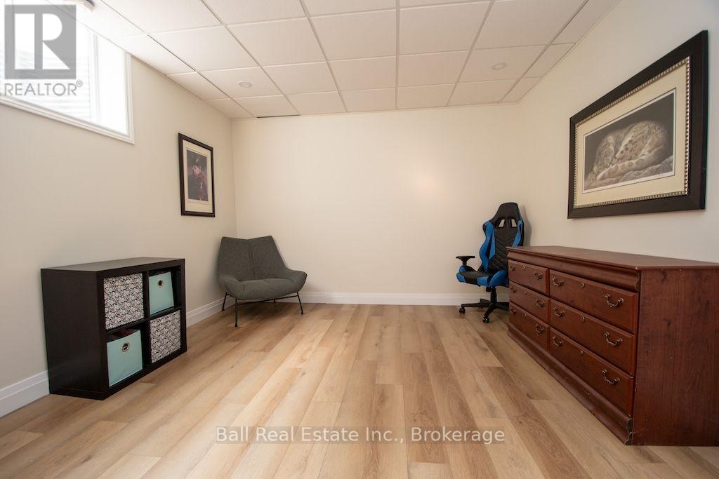 11 KINGDON AVENUE - 43
