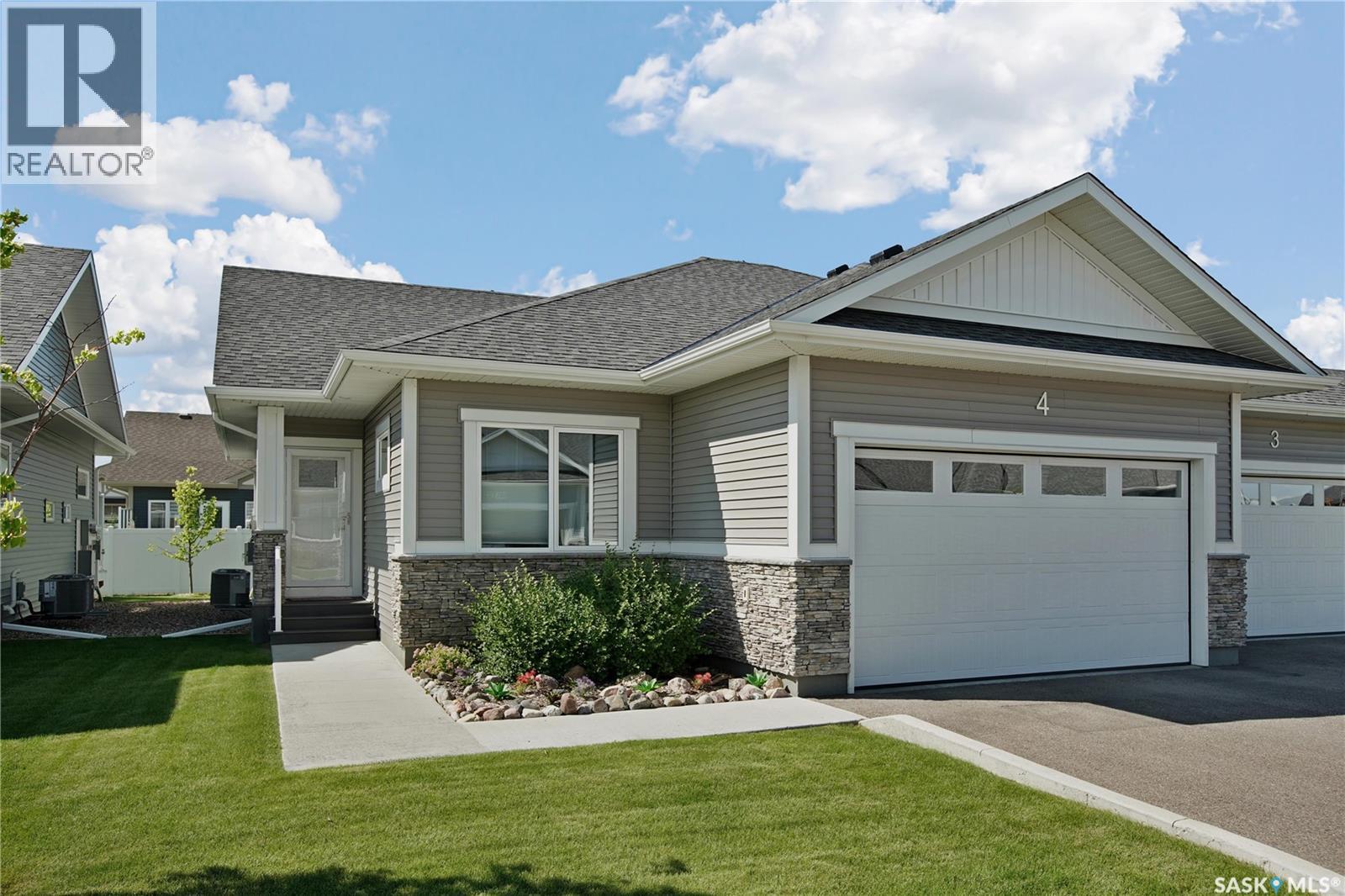 #4 437 Palmer CRESCENT - 1