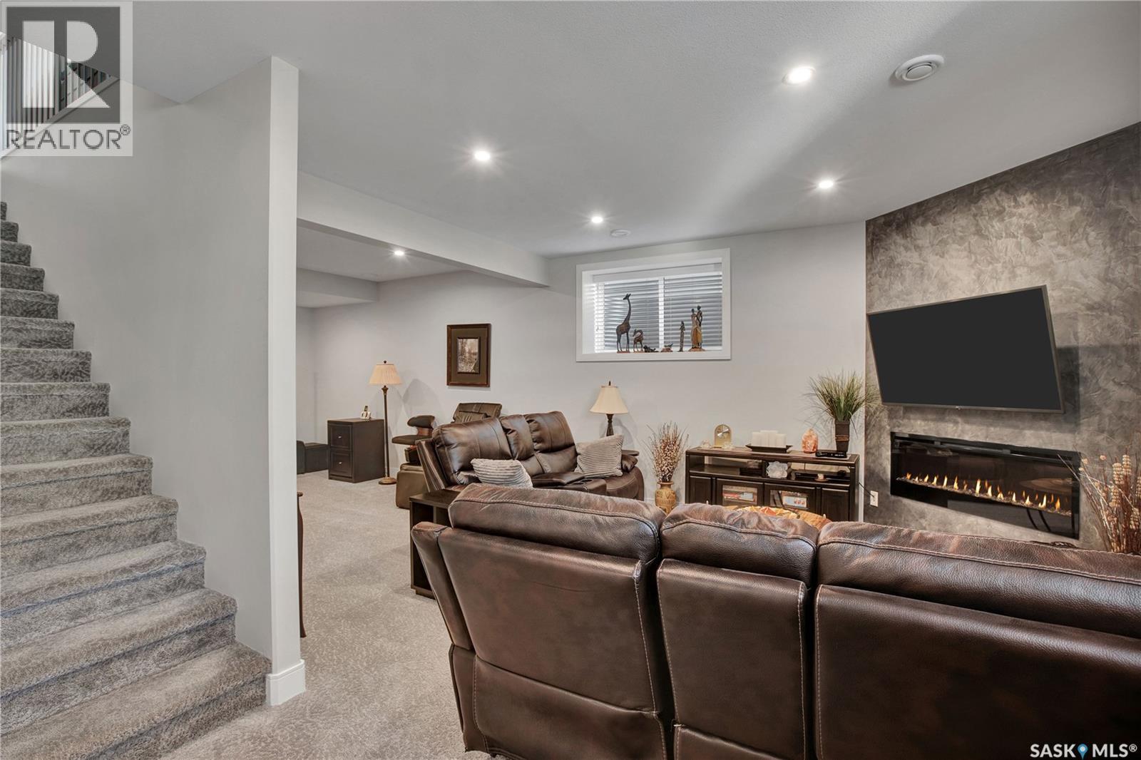 #4 437 Palmer CRESCENT - 18