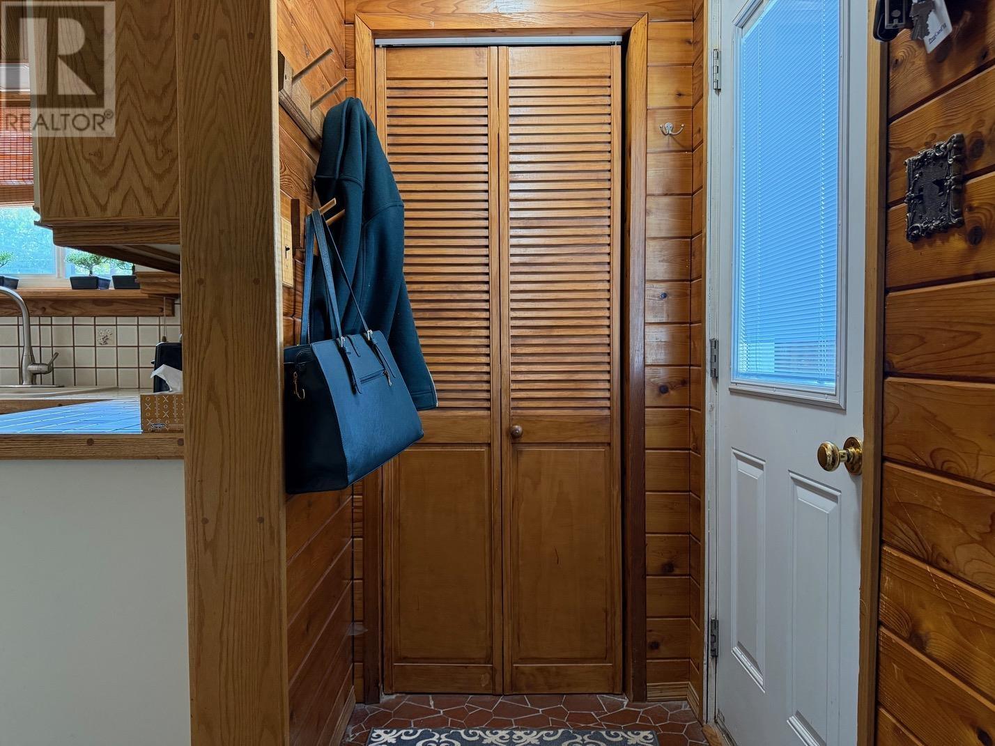 82 Lakeview DR - 26