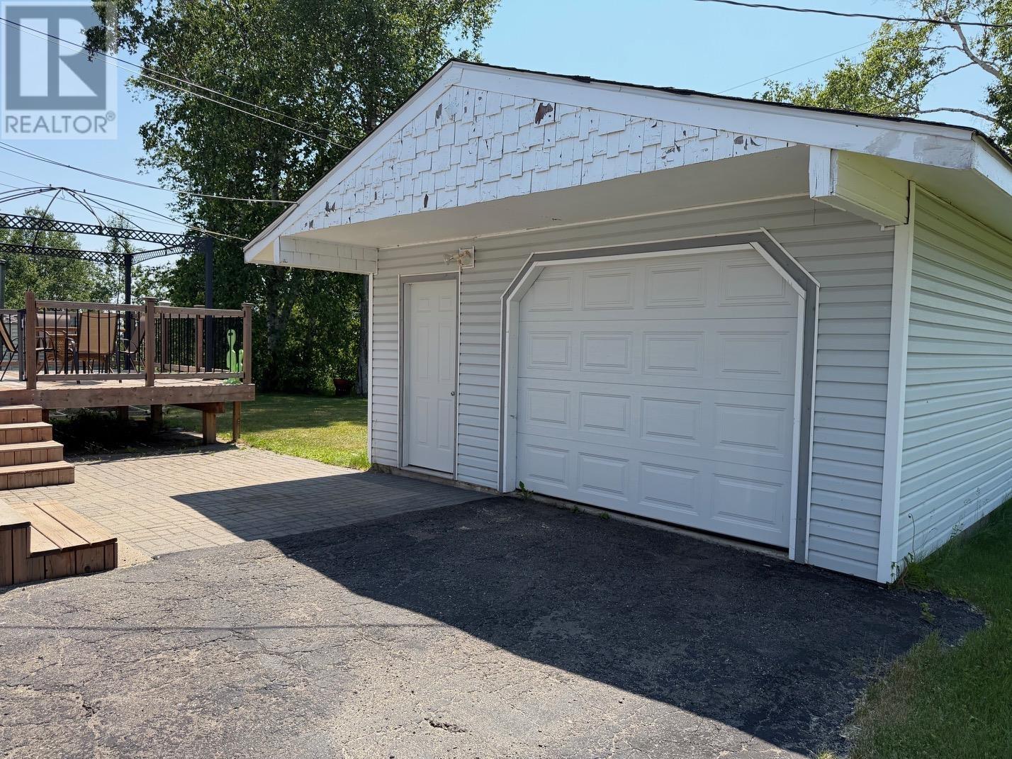 82 Lakeview DR - 32