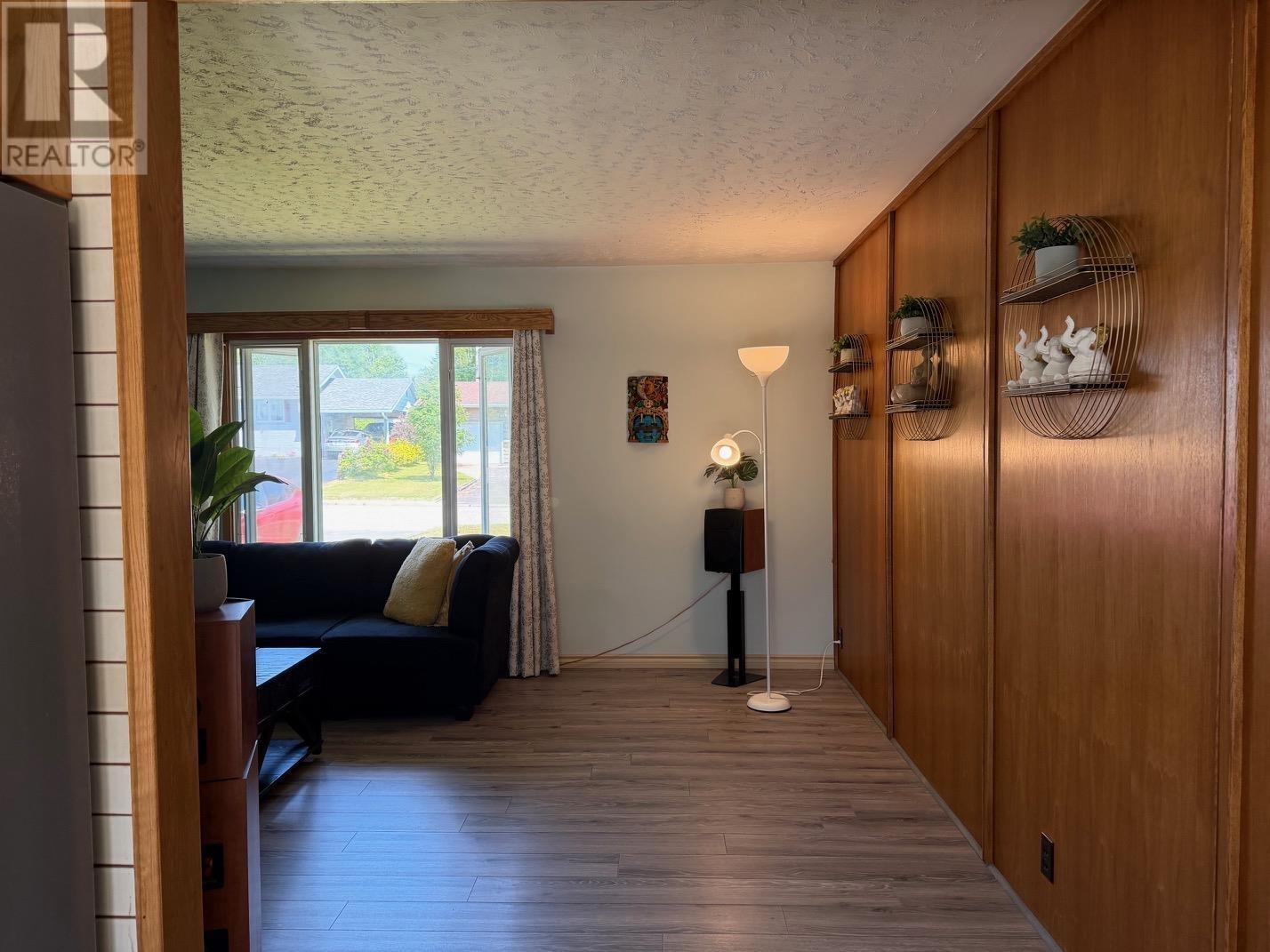 82 Lakeview DR - 3