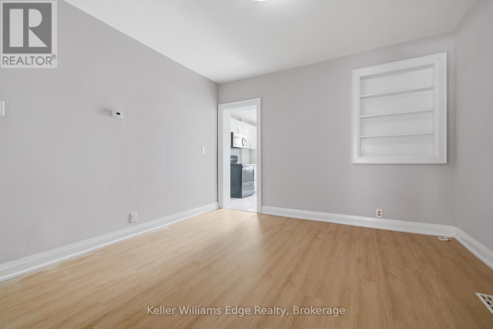 104 ROSSLYN AVENUE N - 10