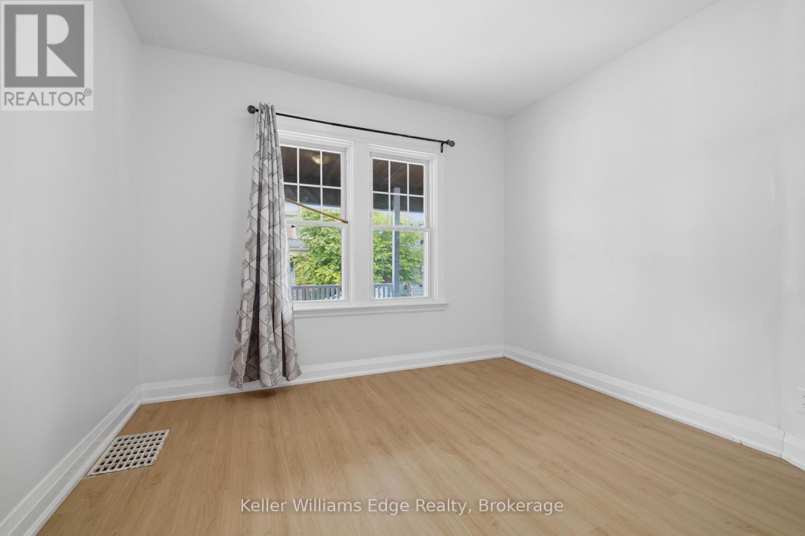 104 ROSSLYN AVENUE N - 11