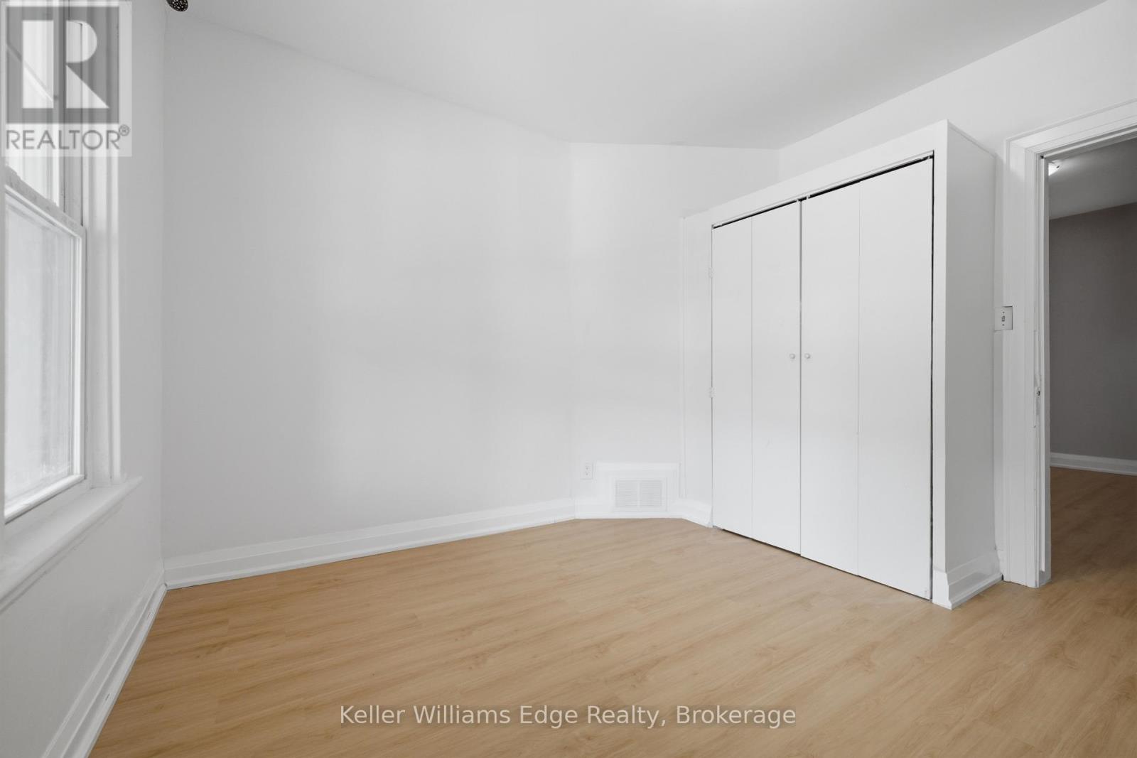 104 ROSSLYN AVENUE N - 12