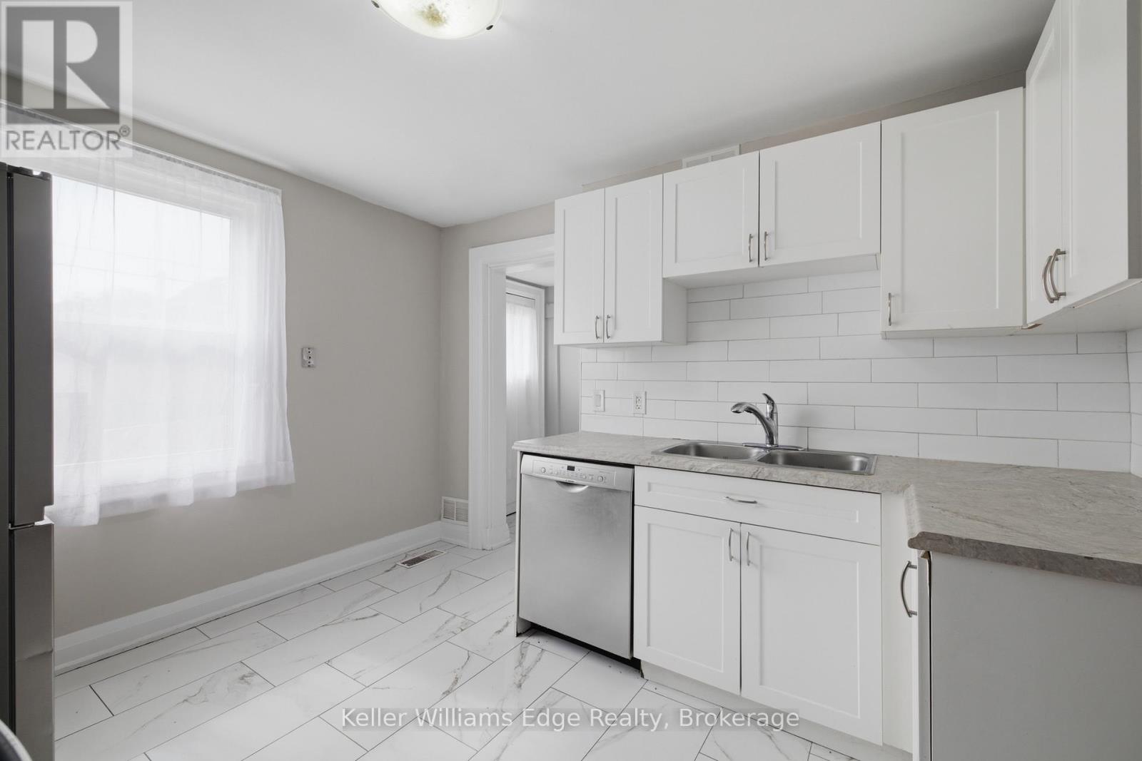 104 ROSSLYN AVENUE N - 15