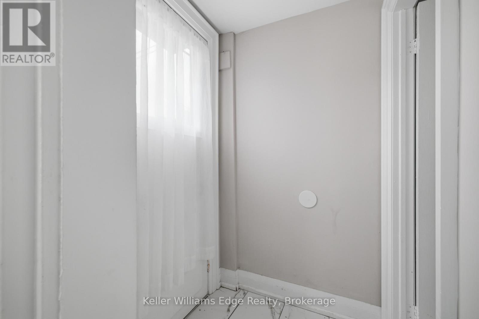 104 ROSSLYN AVENUE N - 17