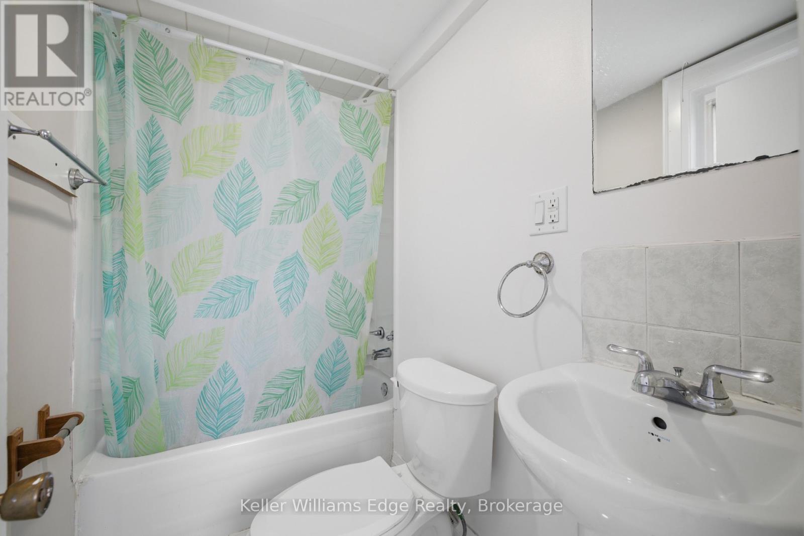 104 ROSSLYN AVENUE N - 18