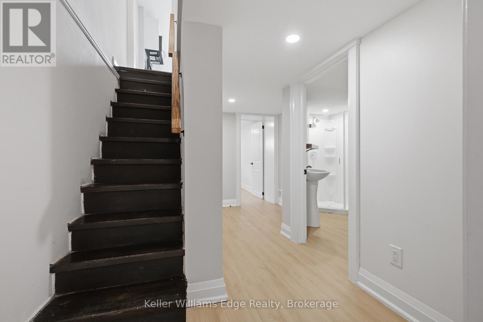 104 ROSSLYN AVENUE N - 19