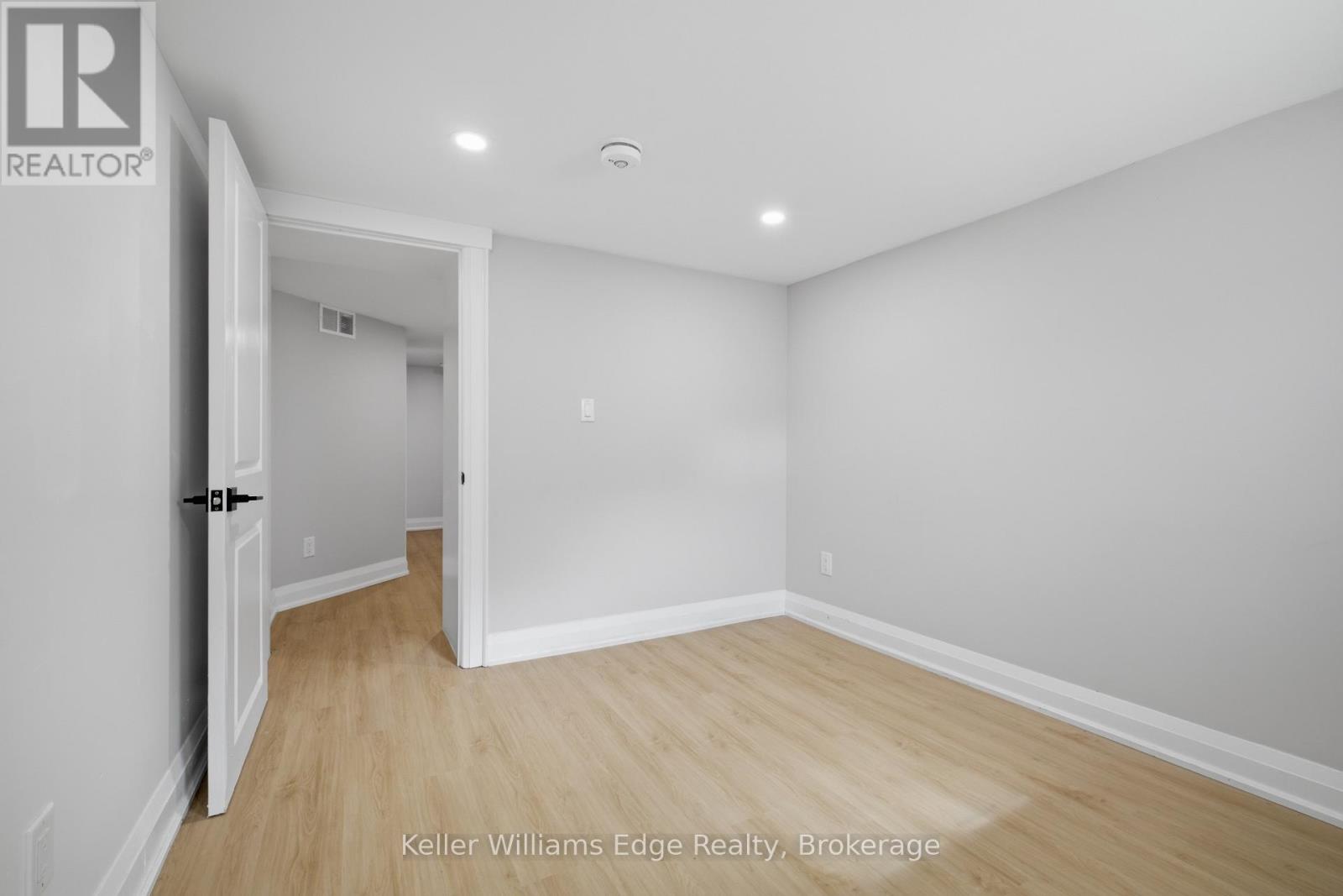 104 ROSSLYN AVENUE N - 24