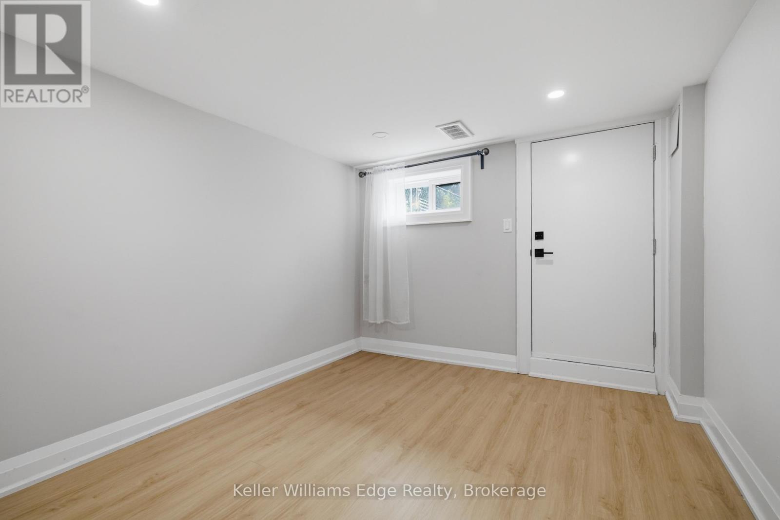 104 ROSSLYN AVENUE N - 25