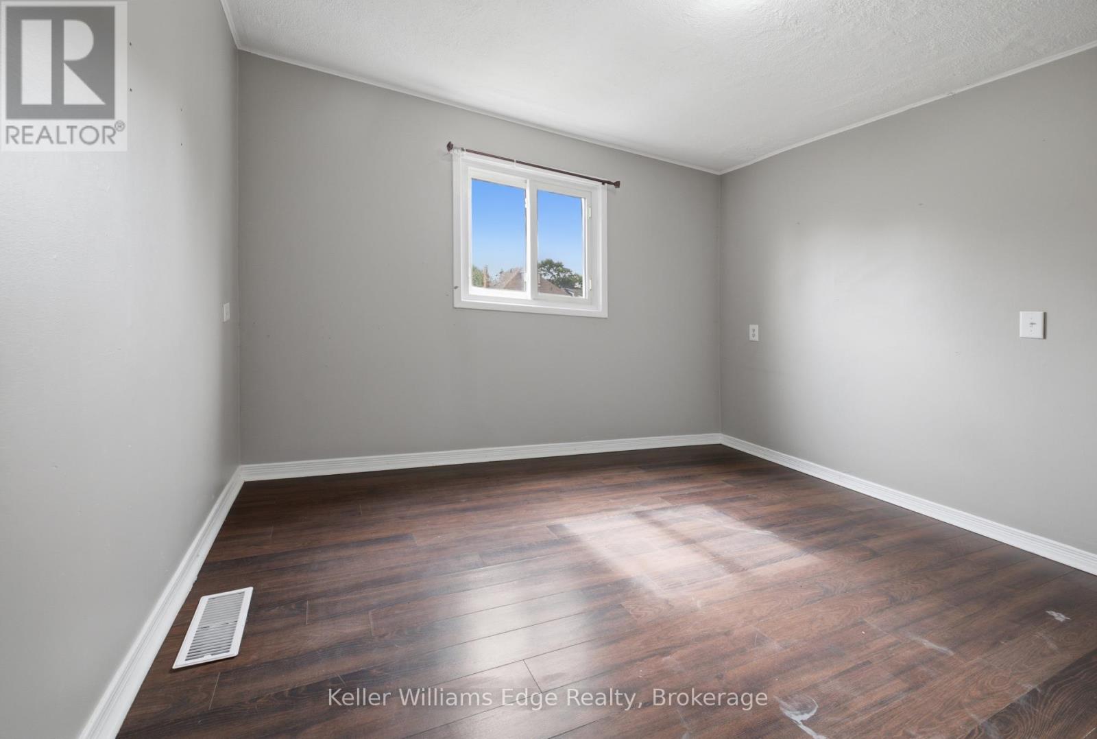 104 ROSSLYN AVENUE N - 28
