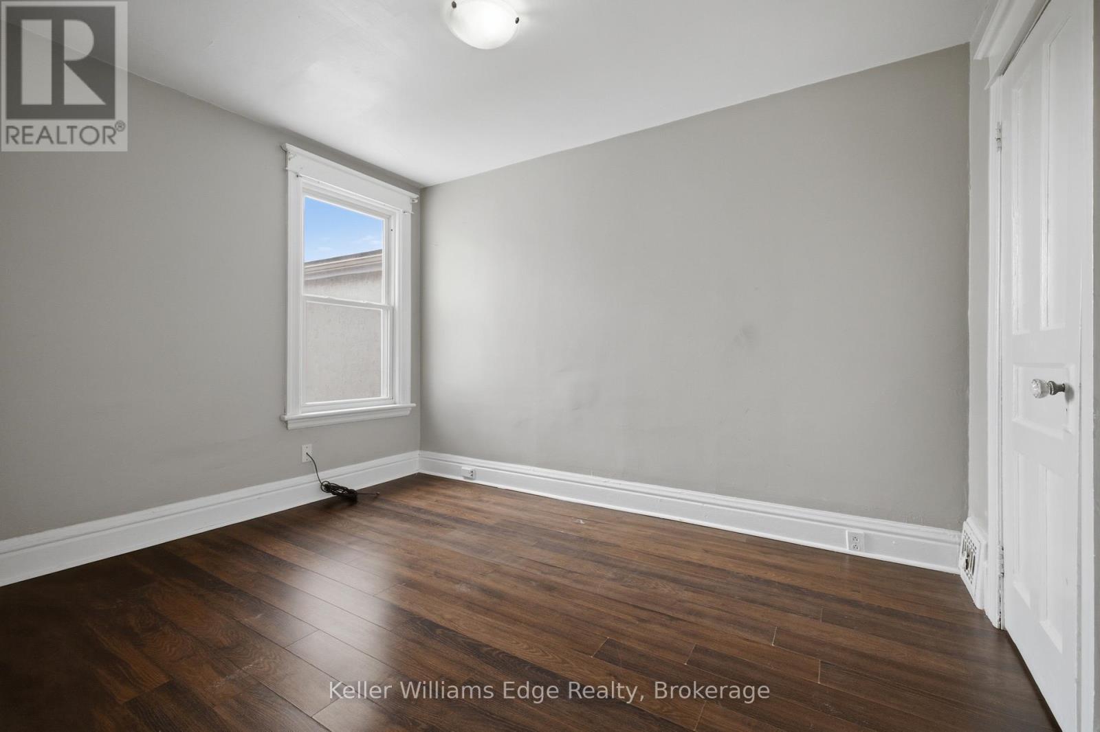 104 ROSSLYN AVENUE N - 31