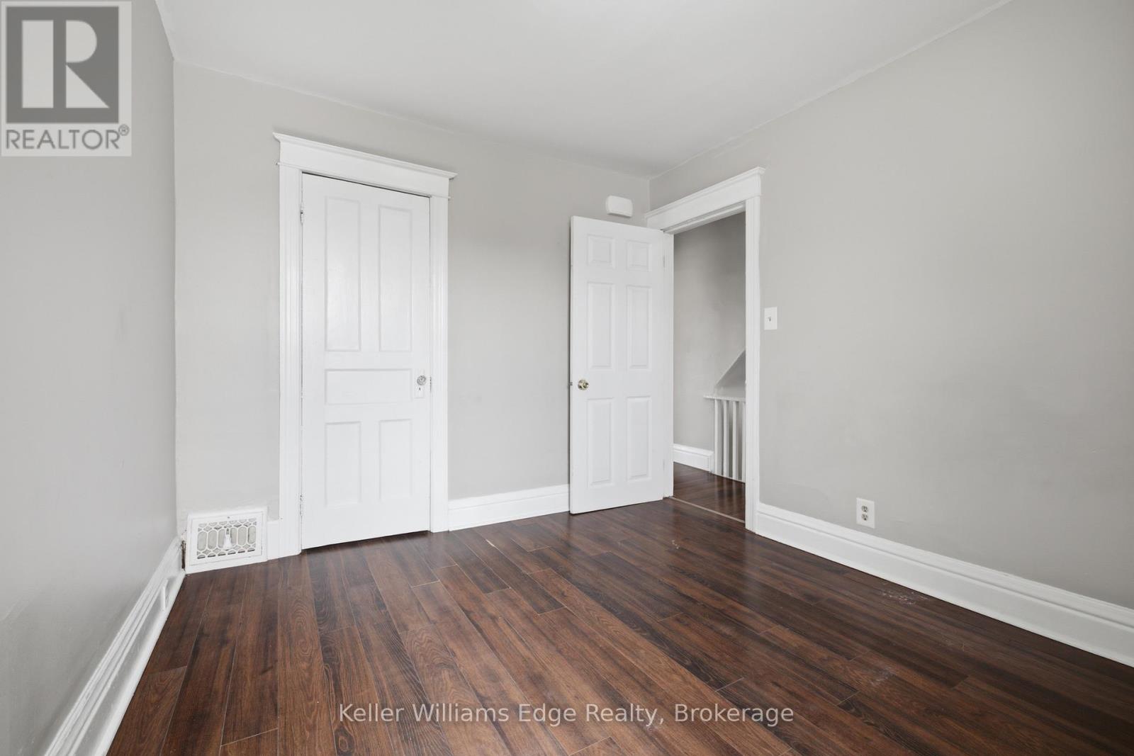 104 ROSSLYN AVENUE N - 32