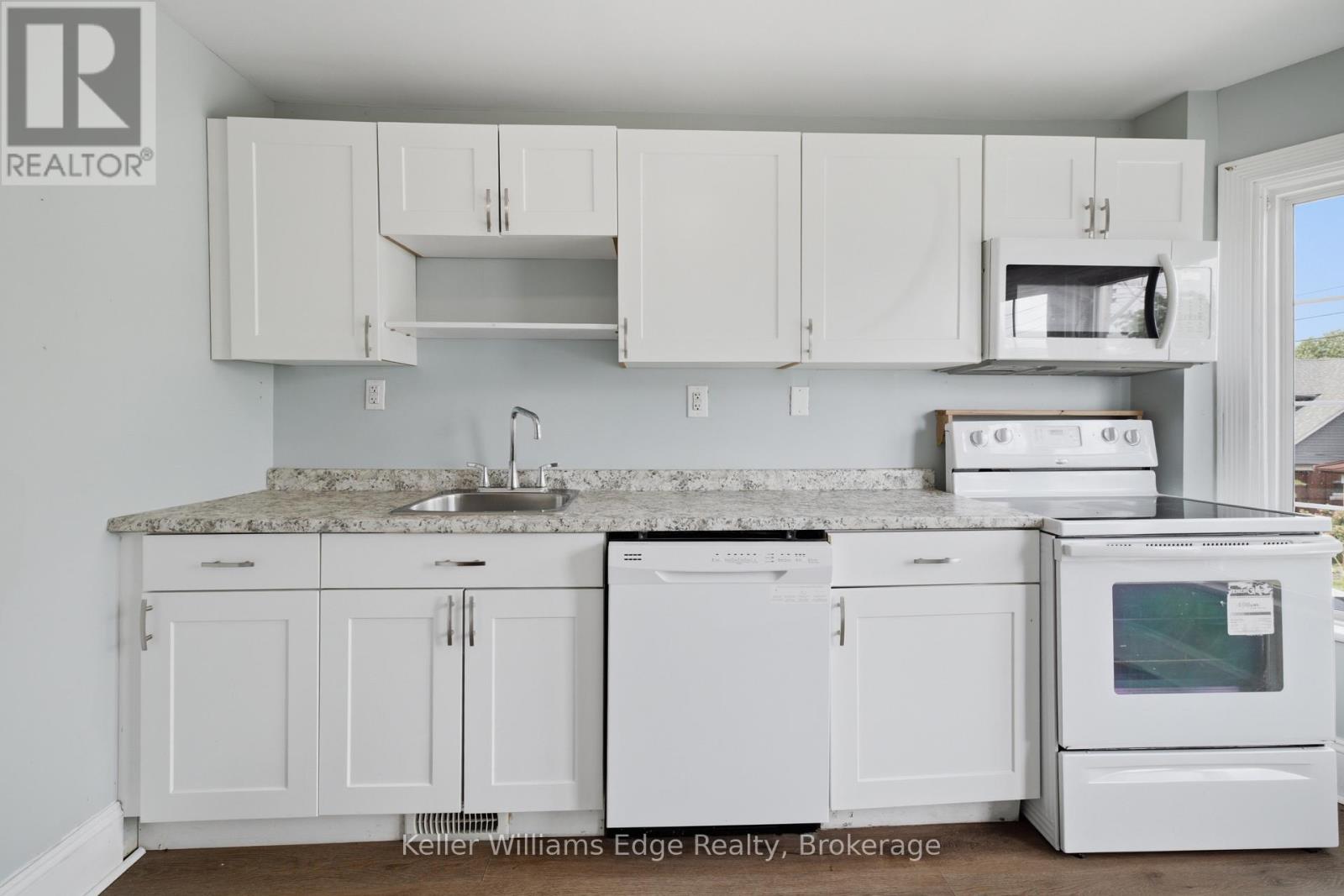 104 ROSSLYN AVENUE N - 33