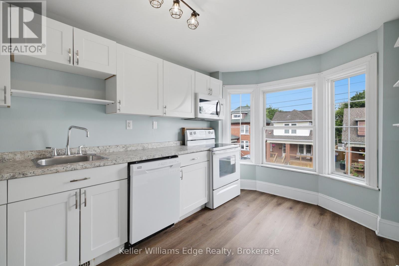 104 ROSSLYN AVENUE N - 34