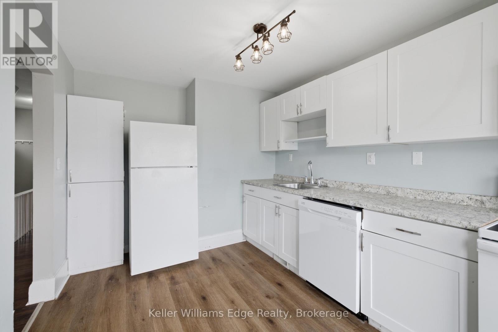 104 ROSSLYN AVENUE N - 36