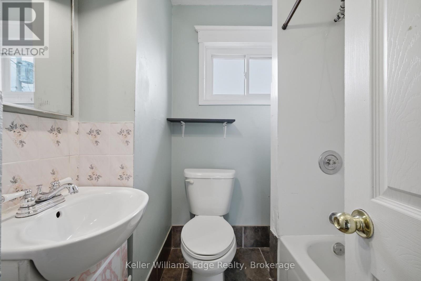 104 ROSSLYN AVENUE N - 37