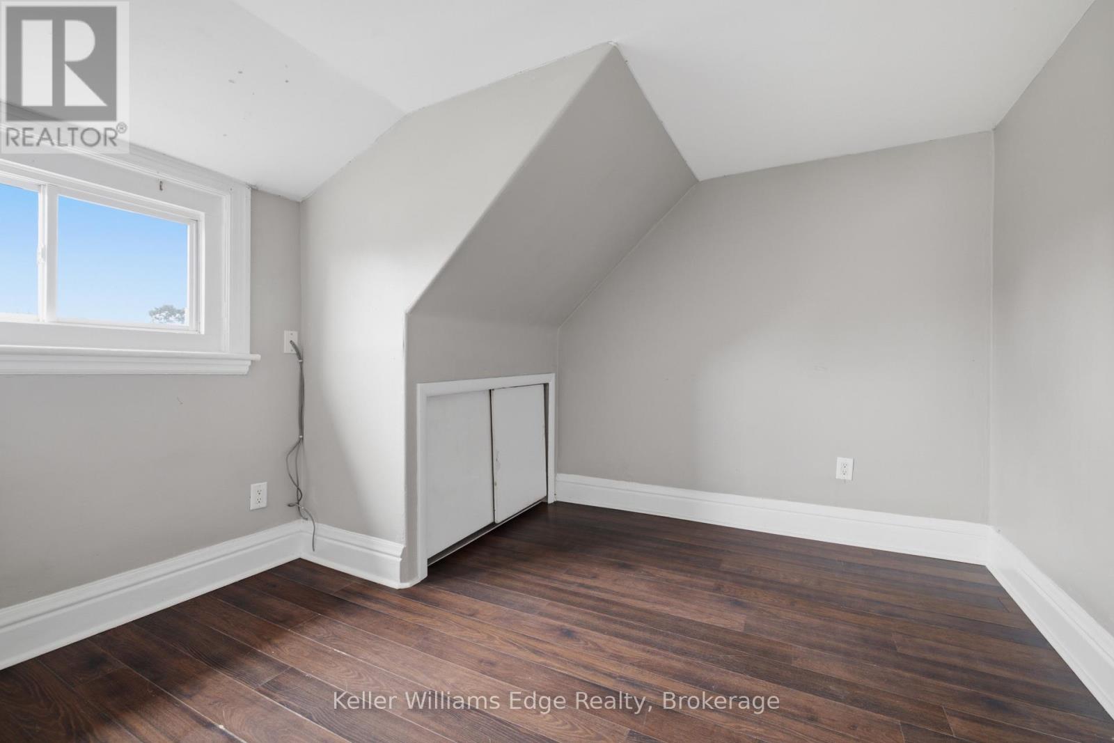 104 ROSSLYN AVENUE N - 39
