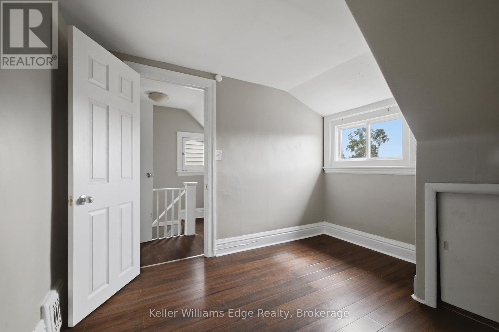 104 ROSSLYN AVENUE N - 40