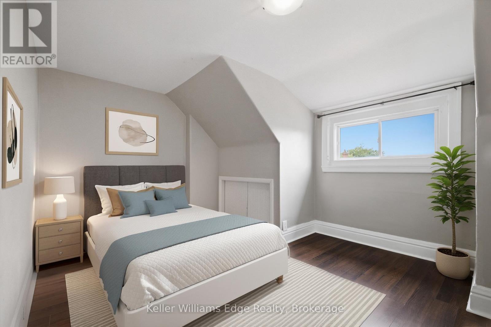 104 ROSSLYN AVENUE N - 42