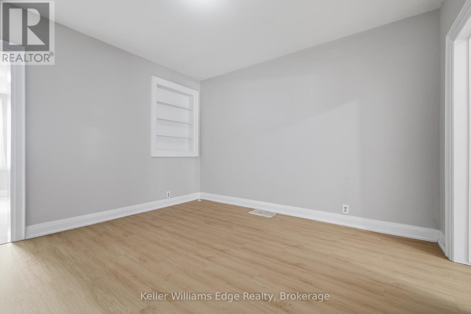 104 ROSSLYN AVENUE N - 9