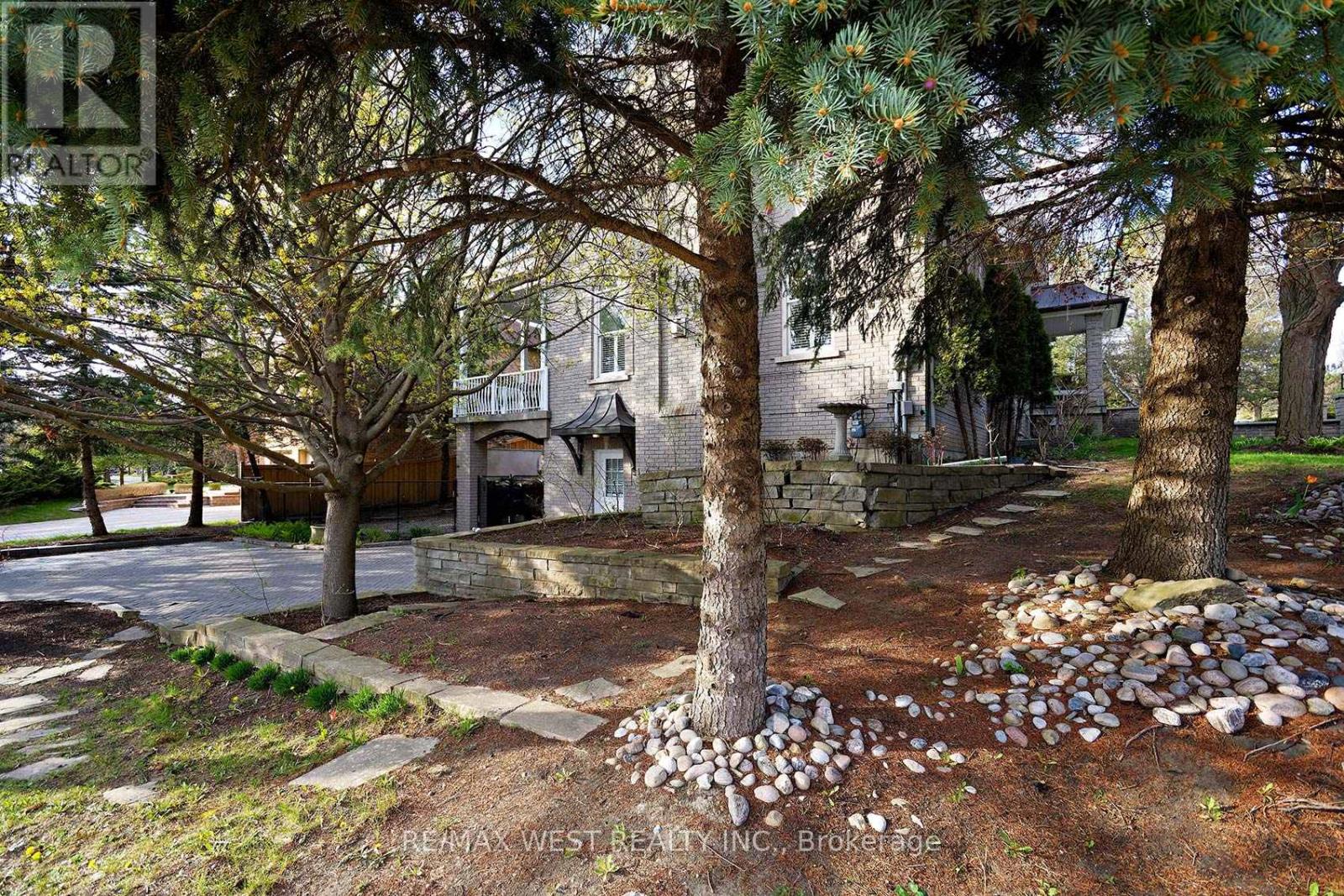 5 HUMBERVIEW DRIVE - 33