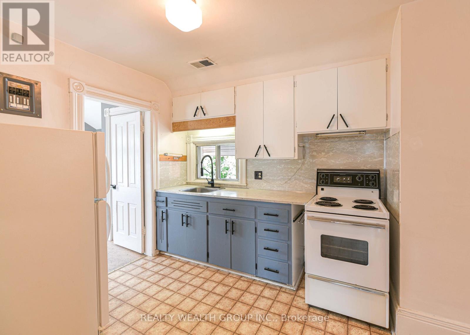 #2 23 PENETANG STREET - 27