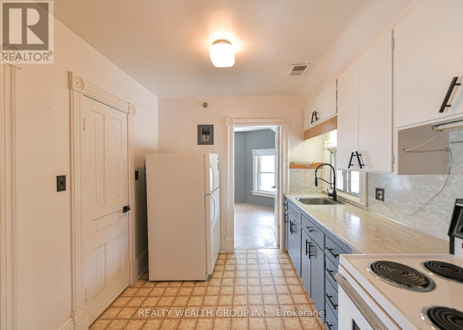 #2 23 PENETANG STREET - 28
