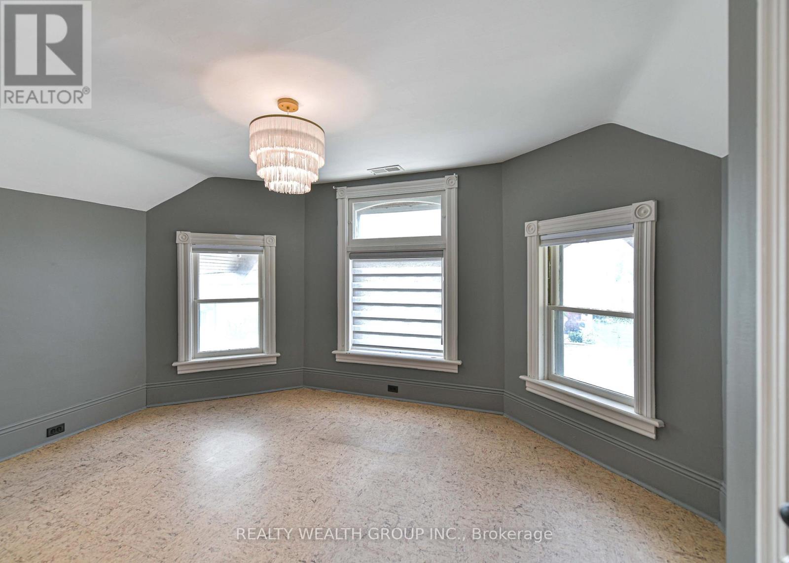 #2 23 PENETANG STREET - 32
