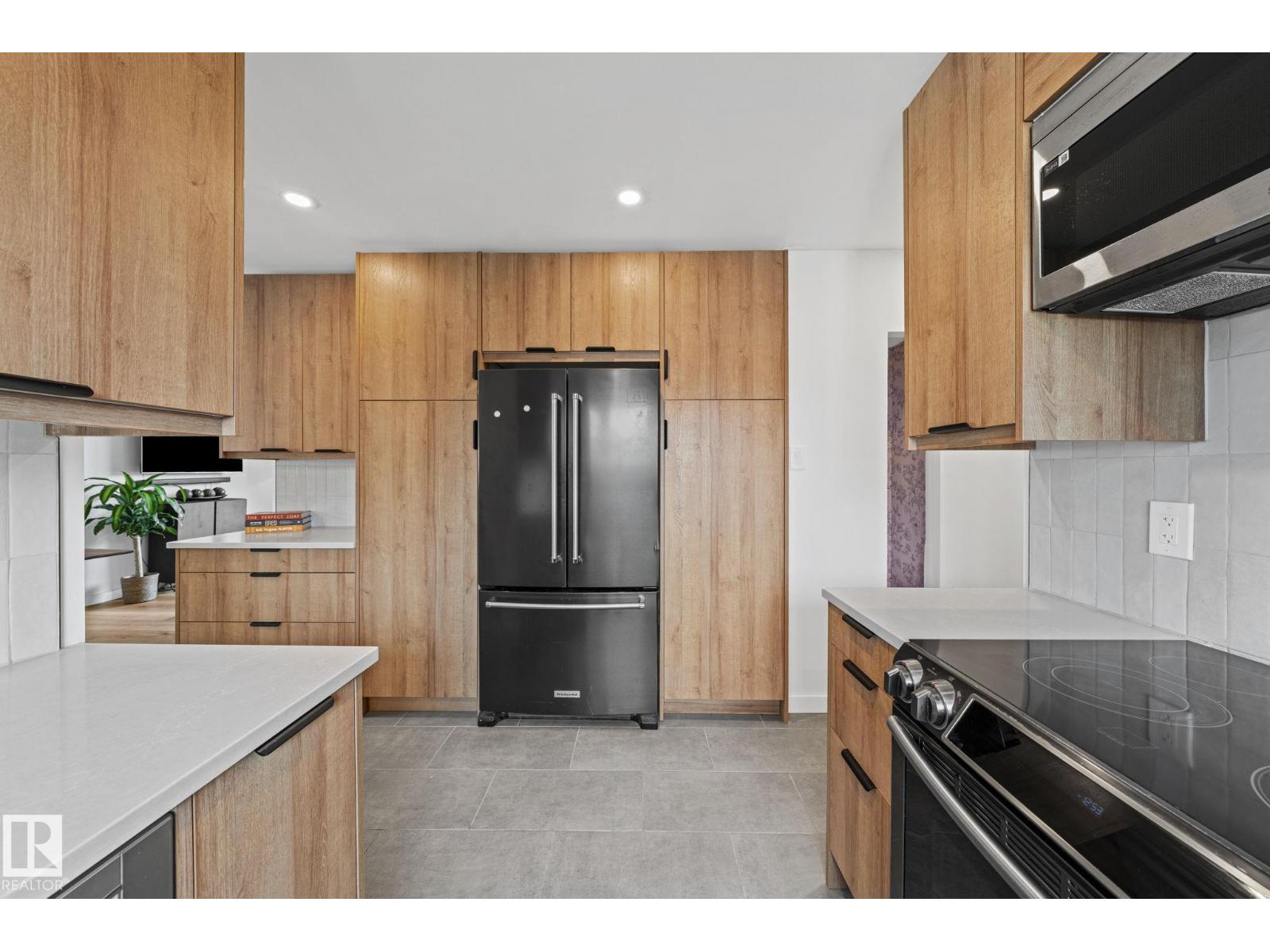 5707 95 AV NW - 10