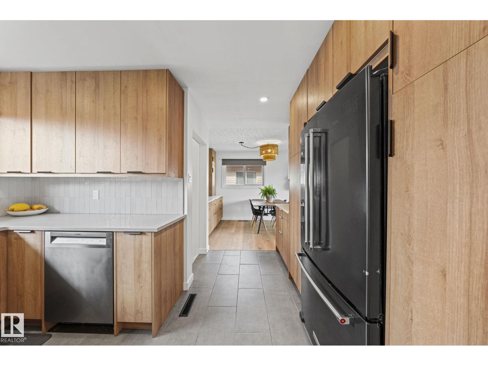 5707 95 AV NW - 11