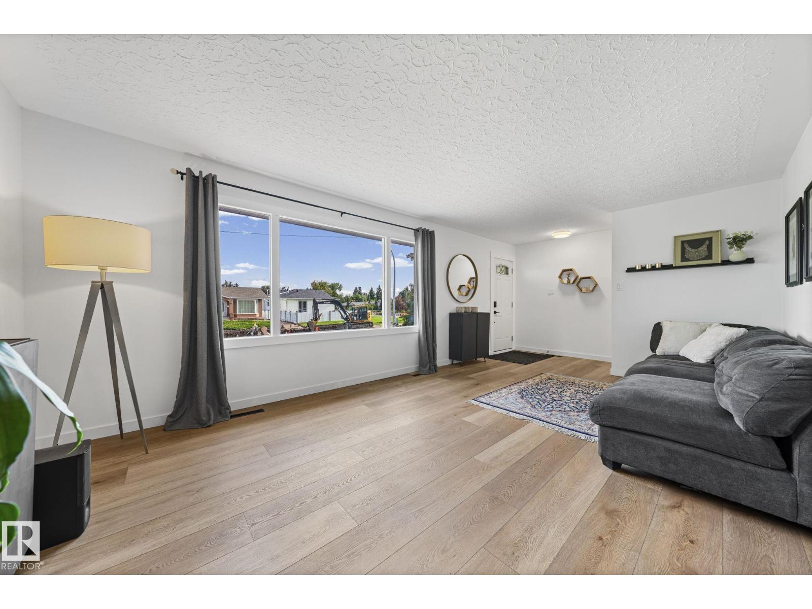5707 95 AV NW - 14
