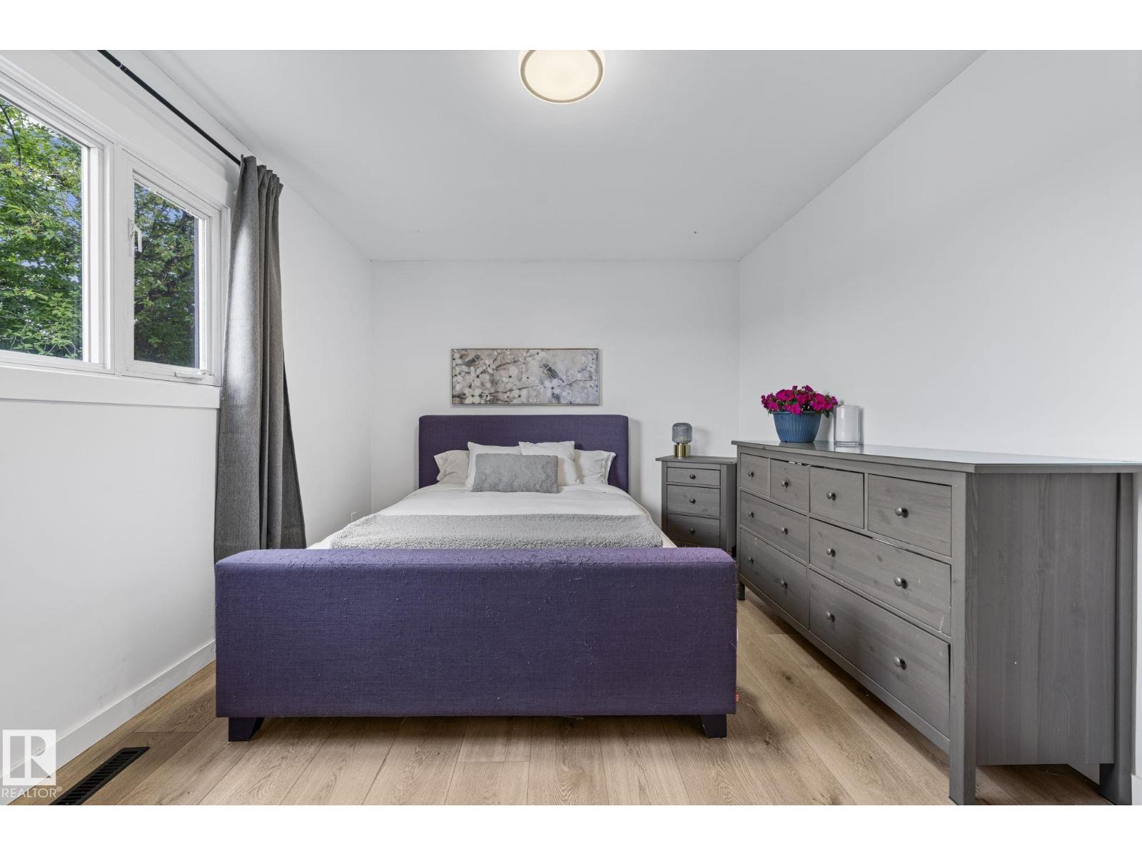5707 95 AV NW - 23