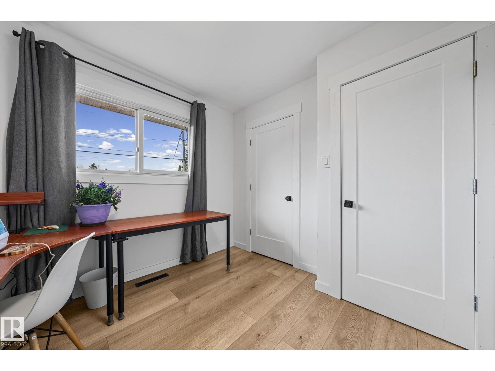 5707 95 AV NW - 27